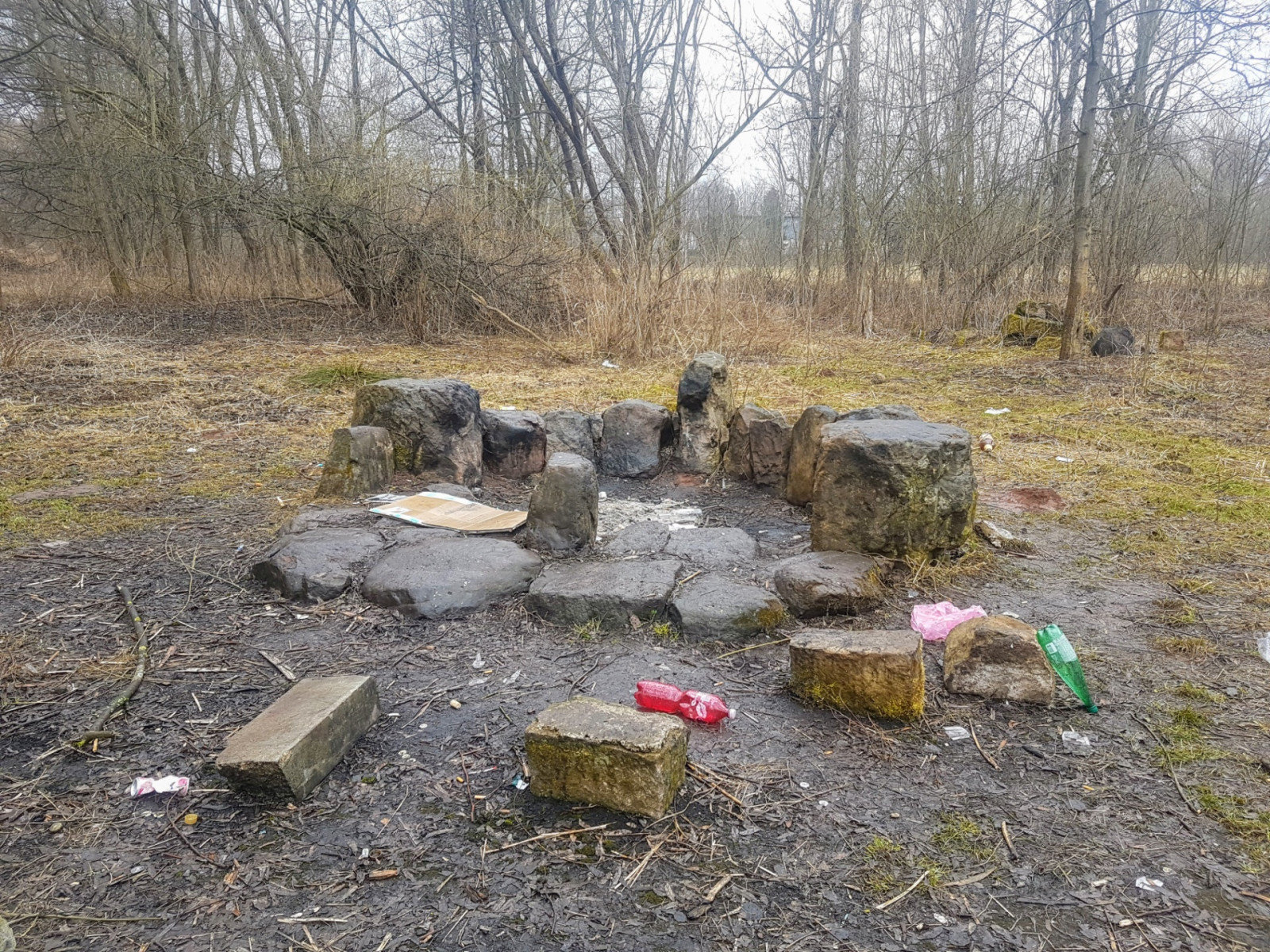 Dvorské Stonehenge - zašívárna pro omladinu za čističkou.